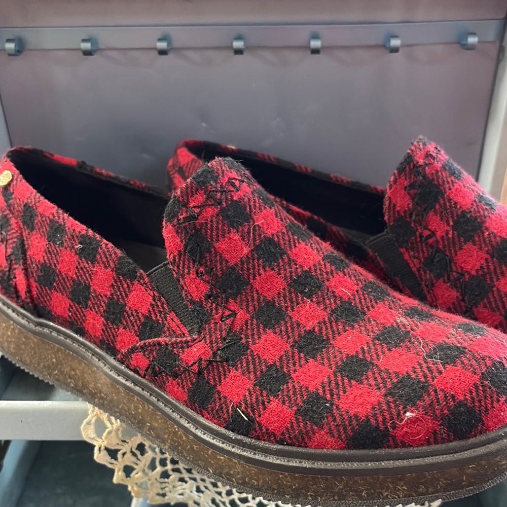 Women’s Earth Shoes 8.5W
11